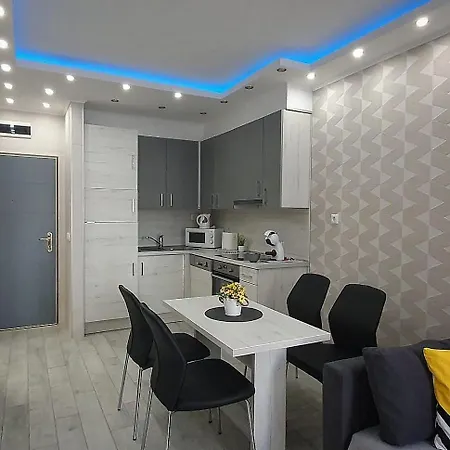 Zsazsa's Royal In The Center Of