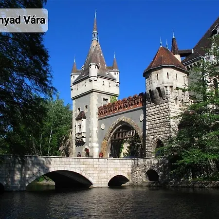 Zsazsa's Royal In The Center Of *